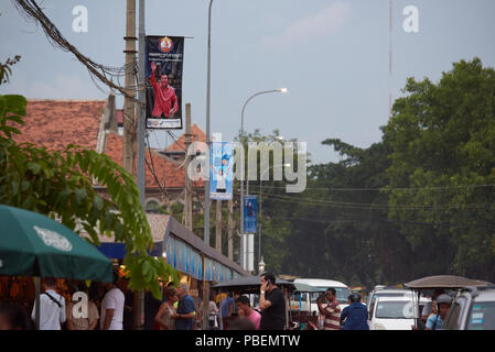 Siem Reap, Kambodscha Samstag, 28. Juli 2018: Die KAMBODSCHANISCHEN allgemeinen Wahlkampagne Plakate in Siem Reap. Die Umfragen am Sonntag 29. Juli. Credit: Nando Machado/Alamy leben Nachrichten Stockfoto