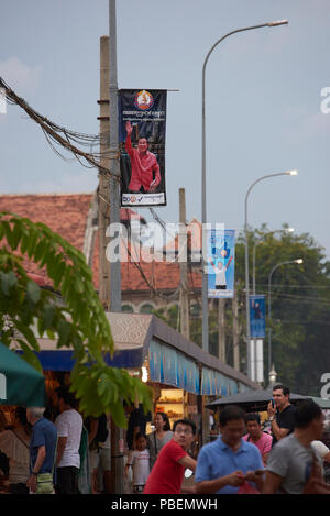 Siem Reap, Kambodscha Samstag, 28. Juli 2018: Die KAMBODSCHANISCHEN allgemeinen Wahlkampagne Plakate in Siem Reap. Die Umfragen am Sonntag 29. Juli. Credit: Nando Machado/Alamy leben Nachrichten Stockfoto