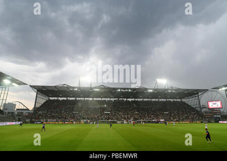 Hamburg, Deutschland. 28. Juli 2018. 2. Fussball Bundesliga, Test Match, Saison Eröffnung: FC St. Pauli gegen Stoke City. Ein Sturm tobt am Millerntor Stadion. Credit: Daniel Reinhardt/dpa/Alamy leben Nachrichten Stockfoto