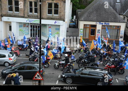 Inverness, Schottland, Großbritannien, 28. Juli 2018. Eine Linie der Unabhängigkeit Unterstützer gehen bis die Castle Street geführt von Rollstühlen und werden durch die Ja Biker als Teil der Inverness März für Unabhängigkeit, indem alle Unter einem Banner Credit organisierten begrüßt: s Fraser/Alamy leben Nachrichten Stockfoto