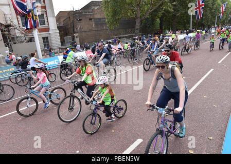 London, Großbritannien. 28. Juli 2018. Radfahrer auf der 2018 Prudential RideLondon FreeCycle. Quelle: Matthew Chattle/Alamy leben Nachrichten Stockfoto