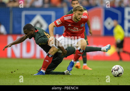 Hamburg, Deutschland. 28. Juli 2018. Fußball, Test Matches: Hamburger SV vs AS Monaco im Volksparkstadion. Monaco Jean-Eudes Aholou (L) und der Hamburger Manuel Wintzheimer vie für den Ball. Quelle: Axel Heimken/dpa/Alamy leben Nachrichten Stockfoto