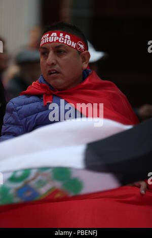 Lima, Peru. 27. Juli, 2018. Ein Mann trägt ein Stirnband mit top Korruption die Worte: "auf Sie. In einem massiven Protest in der peruanischen Hauptstadt, die Demonstranten fordern eine Reform der Justiz und Haftstrafen für Richter der Korruption beschuldigt. Der Protest führte zu Ausschreitungen zwischen der Polizei und Demonstranten. Der neueste Skandal in dem südamerikanischen Land erfolgt nur vier Monate nachdem Präsident Kuczynski zurückgetreten. Credit: Vitor Castellar/dpa/Alamy leben Nachrichten Stockfoto