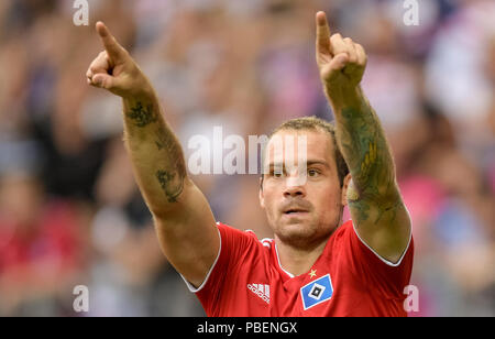 Hamburg, Deutschland. 28. Juli 2018. Fußball, Test Matches: Hamburger SV vs AS Monaco im Volksparkstadion. Hamburger Pierre-Michel Lasogga feiert seine 3-1 Ziel. l. Quelle: Axel Heimken/dpa/Alamy leben Nachrichten Stockfoto