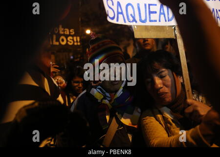 Lima, Peru. 27. Juli, 2018. Zahlreiche Menschen nehmen an einer Demonstration gegen Korruption. Die Demonstranten fordern eine Reform der Justiz und Haftstrafen für Richter der Korruption beschuldigt. Der Protest in der peruanischen Hauptstadt führte zu Ausschreitungen zwischen der Polizei und Demonstranten. Der neueste Skandal in dem südamerikanischen Land kommt nur vier Monate nachdem Präsident Kuczynski zurückgetreten. Credit: Vitor Castellar/dpa/Alamy leben Nachrichten Stockfoto