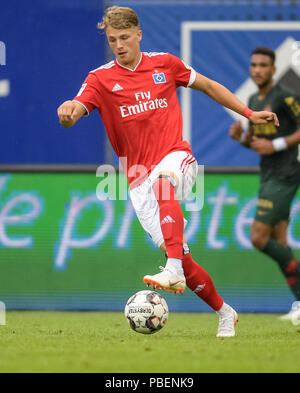 Hamburg, Deutschland. 28. Juli 2018. Fußball, Test Matches: Hamburger SV vs AS Monaco im Volksparkstadion: Hamburgs Fiete Arp spielt eine Kugel. Quelle: Axel Heimken/dpa/Alamy leben Nachrichten Stockfoto