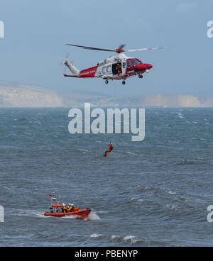 Lyme Regis, Dorset, Großbritannien. Juli 2018. UK Wetter: Stürmischer Nachmittag in Lyme Regis. Stürmische, nasse und windige Bedingungen sorgen für eine realistische Darstellung durch die Rettungsboote und St Athen's Sea Rescue Helicopter am ersten Tag der RNLI Rettungsboot Woche in Lyme Regis. Quelle: DWR/Alamy Live News Stockfoto