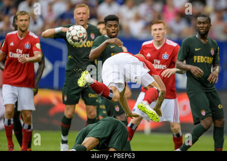 Hamburg, Deutschland. 28. Juli 2018. Fußball, Test Matches: Hamburger SV vs AS Monaco im Volksparkstadion: Hamburgs Rick van Drongelen fliegt durch den Strafraum des Gegners. Quelle: Axel Heimken/dpa/Alamy leben Nachrichten Stockfoto