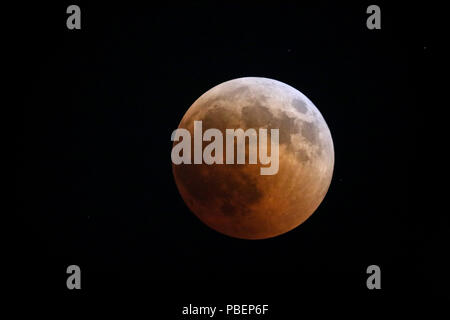 Kajiado County, Kenia. 27. Juli, 2018. Ein Blick auf die blutigen Mond. Menschen die Mondfinsternis in Oloika Stadt, Magadi, Kenia Zeugnis. Der Mond vollständig abgedeckt Kernschatten der Erde in der Nacht vom 27. Juli 2018 für 103 Minuten, die das Eclipse die längste Mondfinsternis des 21. Jahrhunderts. Credit: Bonifatius Muthoni/SOPA Images/ZUMA Draht/Alamy leben Nachrichten Stockfoto