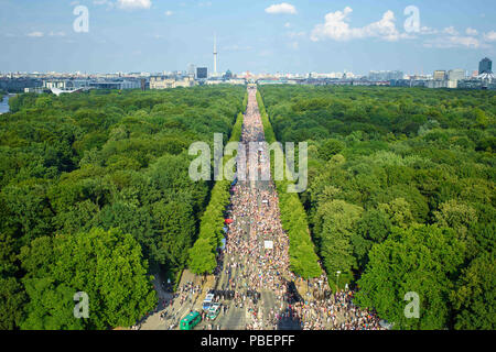 Berlin, Deutschland. 28. Juli 2018. Der Christopher Street Day (CSD)-Parade bewegt sich entlang der Straße des 17. Juni bis zum Brandenburger Tor. Der traditionelle Umzug von Homosexuellen findet zum 40. Mal in Berlin im Jahr 2018. Es gibt CSD-Paraden und Straßenfeste in rund 40 Städte in ganz Deutschland. Credit: Gregor Fischer/dpa/Alamy leben Nachrichten Stockfoto