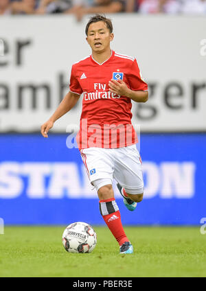 Hamburg, Deutschland. 28. Juli 2018. Fußball, Test Matches: Hamburger SV vs AS Monaco im Volksparkstadion. Hamburger Tatsuya Ito spielt eine Kugel. Quelle: Axel Heimken/dpa/Alamy leben Nachrichten Stockfoto