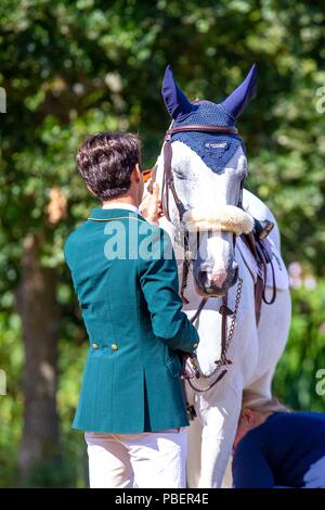 Sussex, UK. 28. Juli 2018. Warm up. Marlon Modolo Zanotelli und Isabeau De Laubry. BRA. Longines FEI Jumping Nations Cup von Großbritannien an der BHS Royal International Horse Show. Alle England Parcours. Hickstead. Großbritannien. 28.07.2018. Credit: Sport in Bildern/Alamy leben Nachrichten Stockfoto