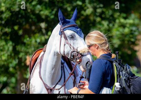 Sussex, UK. 28. Juli 2018. Warm up. Bräutigam von Marlon Modolo Zanotelli und Isabeau De Laubry. BRA. Longines FEI Jumping Nations Cup von Großbritannien an der BHS Royal International Horse Show. Alle England Parcours. Hickstead. Großbritannien. 28.07.2018. Credit: Sport in Bildern/Alamy leben Nachrichten Stockfoto