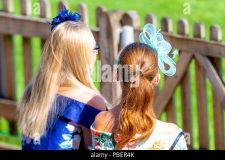 Sussex, UK. 28. Juli 2018. Ladies Day. Gut gekleideten Damen. Longines FEI Jumping Nations Cup von Großbritannien an der BHS Royal International Horse Show. Alle England Parcours. Hickstead. Großbritannien. 28.07.2018. Credit: Sport in Bildern/Alamy leben Nachrichten Stockfoto