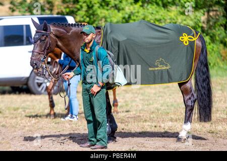 Sussex, UK. 28. Juli 2018. Sammeln von Ring. Brasilianische Bräutigam. Longines FEI Jumping Nations Cup von Großbritannien an der BHS Royal International Horse Show. Alle England Parcours. Hickstead. Großbritannien. 28.07.2018. Credit: Sport in Bildern/Alamy leben Nachrichten Stockfoto