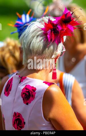 Sussex, UK. 28. Juli 2018. Besten gekleideten Damen. Ladies Day. Springen. Longines FEI Jumping Nations Cup von Großbritannien an der BHS Royal International Horse Show. Alle England Parcours. Hickstead. Großbritannien. 28.07.2018. Credit: Sport in Bildern/Alamy leben Nachrichten Stockfoto