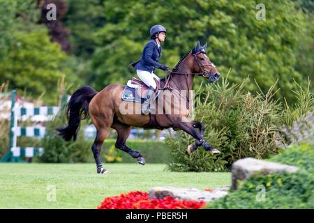 Sussex, UK. 28. Juli 2018. Sieger. Laura Kraut reiten Nouvelle. USA. Die bunn Urlaubsreisende Salver. Springen Sie ins Wasser. Springen. Longines FEI Jumping Nations Cup von Großbritannien an der BHS Royal International Horse Show. Alle England Parcours. Hickstead. Großbritannien. 28.07.2018. Credit: Sport in Bildern/Alamy leben Nachrichten Stockfoto