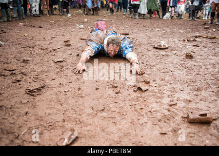 Penrith, Großbritannien. 28. Juli 2018. Festivalbesucher den Regen und Schlamm an Kendal Umarmung Aufruf 28/07/2018 Lowther Deer Park, Penrith, Cumbrial © Gary Mather/Alamy leben Nachrichten Stockfoto