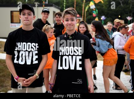 Max und Harvey Mühlen führen Sie am Lager Bestival. Credit: Finnbarr Webster/Alamy leben Nachrichten Stockfoto