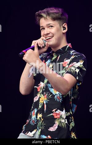 Max und Harvey Mühlen führen Sie am Lager Bestival. Credit: Finnbarr Webster/Alamy leben Nachrichten Stockfoto