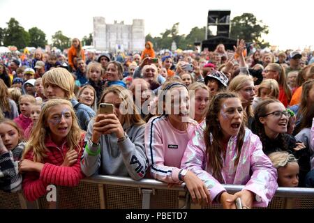 Lulworth Cove, Dorset, Großbritannien. 28. Juli 2018. Menge am Lager Bestival durchführen. Credit: Finnbarr Webster/Alamy leben Nachrichten Stockfoto