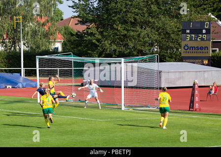 Wiklof Holding Arena, Mariehamn, Åland, Finnland, 28. Juli 2018. in der Åland-Inselgruppe main Frauen team Åland United (in blau) oben auf der höchsten Frauen Liga kehrte im Finnischen Fußball mit einem 3-0 Sieg über Ilves (in Gelb). Im Bild: Aktion aus dem Spiel. Bild: Rob Watkins/Alamy Nachrichten Stockfoto