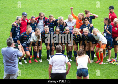 Wiklof Holding Arena, Mariehamn, Åland, Finnland, 28. Juli 2018. in der Åland-Inselgruppe main Frauen team Åland United (in blau) oben auf der höchsten Frauen Liga kehrte im Finnischen Fußball mit einem 3-0 Sieg über Ilves (in Gelb). Im Bild: Die Åland-Inseln vereinigte Spieler glücklich sind oben in der Liga wieder zu sein. Bild: Rob Watkins/Alamy Nachrichten Stockfoto