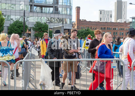 Manchester, Großbritannien. 28. Juli 2018 - Unter fester Sicherheit als Reaktion auf die jüngsten Ereignisse in Manchester, Manchester Central öffnete seine Türen für die Manchester Comic. Con. Besonderes Augenmerk wurde auf die "Waffen", die die 100 Super Heroes Fans brachten einen Tag Spaß haben, einige neue Comics zu kaufen und zu sehen und haben Fotos mit Ihrem Liebling Akteure übernommen und hören ihnen zu, wie sie in einem der vielen Stadien Credit: John Hopkins/Alamy Leben Nachrichten befragt wurden. Stockfoto