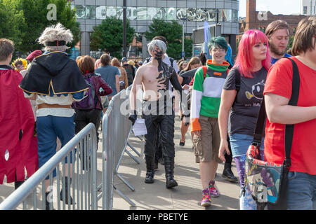 Manchester, Großbritannien. 28. Juli 2018 - Unter fester Sicherheit als Reaktion auf die jüngsten Ereignisse in Manchester, Manchester Central öffnete seine Türen für die Manchester Comic. Con. Besonderes Augenmerk wurde auf die "Waffen", die die 100 Super Heroes Fans brachten einen Tag Spaß haben, einige neue Comics zu kaufen und zu sehen und haben Fotos mit Ihrem Liebling Akteure übernommen und hören ihnen zu, wie sie in einem der vielen Stadien Credit: John Hopkins/Alamy Leben Nachrichten befragt wurden. Stockfoto