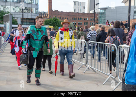 Manchester, Großbritannien. 28. Juli 2018 - Unter fester Sicherheit als Reaktion auf die jüngsten Ereignisse in Manchester, Manchester Central öffnete seine Türen für die Manchester Comic. Con. Besonderes Augenmerk wurde auf die "Waffen", die die 100 Super Heroes Fans brachten einen Tag Spaß haben, einige neue Comics zu kaufen und zu sehen und haben Fotos mit Ihrem Liebling Akteure übernommen und hören ihnen zu, wie sie in einem der vielen Stadien Credit: John Hopkins/Alamy Leben Nachrichten befragt wurden. Stockfoto