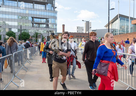 Manchester, Großbritannien. 28. Juli 2018 - Unter fester Sicherheit als Reaktion auf die jüngsten Ereignisse in Manchester, Manchester Central öffnete seine Türen für die Manchester Comic. Con. Besonderes Augenmerk wurde auf die "Waffen", die die 100 Super Heroes Fans brachten einen Tag Spaß haben, einige neue Comics zu kaufen und zu sehen und haben Fotos mit Ihrem Liebling Akteure übernommen und hören ihnen zu, wie sie in einem der vielen Stadien Credit: John Hopkins/Alamy Leben Nachrichten befragt wurden. Stockfoto