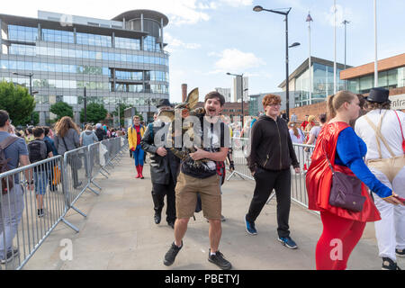 Manchester, Großbritannien. 28. Juli 2018 - Unter fester Sicherheit als Reaktion auf die jüngsten Ereignisse in Manchester, Manchester Central öffnete seine Türen für die Manchester Comic. Con. Besonderes Augenmerk wurde auf die "Waffen", die die 100 Super Heroes Fans brachten einen Tag Spaß haben, einige neue Comics zu kaufen und zu sehen und haben Fotos mit Ihrem Liebling Akteure übernommen und hören ihnen zu, wie sie in einem der vielen Stadien Credit: John Hopkins/Alamy Leben Nachrichten befragt wurden. Stockfoto