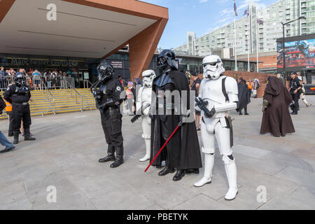 Manchester, Großbritannien. 28. Juli 2018 - Unter fester Sicherheit als Reaktion auf die jüngsten Ereignisse in Manchester, Manchester Central öffnete seine Türen für die Manchester Comic. Con. Besonderes Augenmerk wurde auf die "Waffen", die die 100 Super Heroes Fans brachten einen Tag Spaß haben, einige neue Comics zu kaufen und zu sehen und haben Fotos mit Ihrem Liebling Akteure übernommen und hören ihnen zu, wie sie in einem der vielen Stadien Credit: John Hopkins/Alamy Leben Nachrichten befragt wurden. Stockfoto