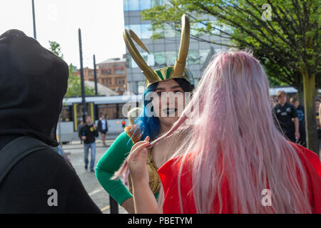 Manchester, Großbritannien. 28. Juli 2018 - Unter fester Sicherheit als Reaktion auf die jüngsten Ereignisse in Manchester, Manchester Central öffnete seine Türen für die Manchester Comic. Con. Besonderes Augenmerk wurde auf die "Waffen", die die 100 Super Heroes Fans brachten einen Tag Spaß haben, einige neue Comics zu kaufen und zu sehen und haben Fotos mit Ihrem Liebling Akteure übernommen und hören ihnen zu, wie sie in einem der vielen Stadien Credit: John Hopkins/Alamy Leben Nachrichten befragt wurden. Stockfoto