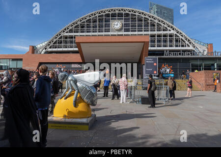 Manchester, Großbritannien. 28. Juli 2018 - Unter fester Sicherheit als Reaktion auf die jüngsten Ereignisse in Manchester, Manchester Central öffnete seine Türen für die Manchester Comic. Con. Besonderes Augenmerk wurde auf die "Waffen", die die 100 Super Heroes Fans brachten einen Tag Spaß haben, einige neue Comics zu kaufen und zu sehen und haben Fotos mit Ihrem Liebling Akteure übernommen und hören ihnen zu, wie sie in einem der vielen Stadien Credit: John Hopkins/Alamy Leben Nachrichten befragt wurden. Stockfoto
