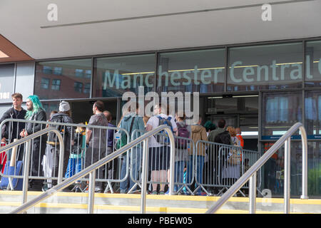 Manchester, Großbritannien. 28. Juli 2018 - Unter fester Sicherheit als Reaktion auf die jüngsten Ereignisse in Manchester, Manchester Central öffnete seine Türen für die Manchester Comic. Con. Besonderes Augenmerk wurde auf die "Waffen", die die 100 Super Heroes Fans brachten einen Tag Spaß haben, einige neue Comics zu kaufen und zu sehen und haben Fotos mit Ihrem Liebling Akteure übernommen und hören ihnen zu, wie sie in einem der vielen Stadien Credit: John Hopkins/Alamy Leben Nachrichten befragt wurden. Stockfoto