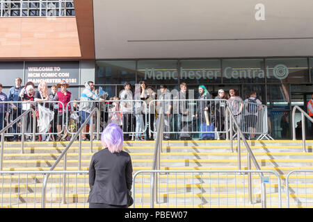 Manchester, Großbritannien. 28. Juli 2018 - Unter fester Sicherheit als Reaktion auf die jüngsten Ereignisse in Manchester, Manchester Central öffnete seine Türen für die Manchester Comic. Con. Besonderes Augenmerk wurde auf die "Waffen", die die 100 Super Heroes Fans brachten einen Tag Spaß haben, einige neue Comics zu kaufen und zu sehen und haben Fotos mit Ihrem Liebling Akteure übernommen und hören ihnen zu, wie sie in einem der vielen Stadien Credit: John Hopkins/Alamy Leben Nachrichten befragt wurden. Stockfoto