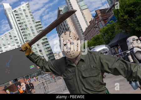 Manchester, Großbritannien. 28. Juli 2018 - Unter fester Sicherheit als Reaktion auf die jüngsten Ereignisse in Manchester, Manchester Central öffnete seine Türen für die Manchester Comic. Con. Besonderes Augenmerk wurde auf die "Waffen", die die 100 Super Heroes Fans brachten einen Tag Spaß haben, einige neue Comics zu kaufen und zu sehen und haben Fotos mit Ihrem Liebling Akteure übernommen und hören ihnen zu, wie sie in einem der vielen Stadien Credit: John Hopkins/Alamy Leben Nachrichten befragt wurden. Stockfoto