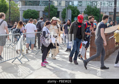 Manchester, Großbritannien. 28. Juli 2018 - Unter fester Sicherheit als Reaktion auf die jüngsten Ereignisse in Manchester, Manchester Central öffnete seine Türen für die Manchester Comic. Con. Besonderes Augenmerk wurde auf die "Waffen", die die 100 Super Heroes Fans brachten einen Tag Spaß haben, einige neue Comics zu kaufen und zu sehen und haben Fotos mit Ihrem Liebling Akteure übernommen und hören ihnen zu, wie sie in einem der vielen Stadien Credit: John Hopkins/Alamy Leben Nachrichten befragt wurden. Stockfoto