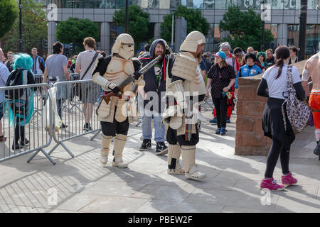 Manchester, Großbritannien. 28. Juli 2018 - Unter fester Sicherheit als Reaktion auf die jüngsten Ereignisse in Manchester, Manchester Central öffnete seine Türen für die Manchester Comic. Con. Besonderes Augenmerk wurde auf die "Waffen", die die 100 Super Heroes Fans brachten einen Tag Spaß haben, einige neue Comics zu kaufen und zu sehen und haben Fotos mit Ihrem Liebling Akteure übernommen und hören ihnen zu, wie sie in einem der vielen Stadien Credit: John Hopkins/Alamy Leben Nachrichten befragt wurden. Stockfoto