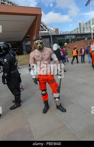 Manchester, Großbritannien. 28. Juli 2018 - Unter fester Sicherheit als Reaktion auf die jüngsten Ereignisse in Manchester, Manchester Central öffnete seine Türen für die Manchester Comic. Con. Besonderes Augenmerk wurde auf die "Waffen", die die 100 Super Heroes Fans brachten einen Tag Spaß haben, einige neue Comics zu kaufen und zu sehen und haben Fotos mit Ihrem Liebling Akteure übernommen und hören ihnen zu, wie sie in einem der vielen Stadien Credit: John Hopkins/Alamy Leben Nachrichten befragt wurden. Stockfoto