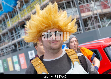 Manchester, Großbritannien. 28. Juli 2018 - Unter fester Sicherheit als Reaktion auf die jüngsten Ereignisse in Manchester, Manchester Central öffnete seine Türen für die Manchester Comic. Con. Besonderes Augenmerk wurde auf die "Waffen", die die 100 Super Heroes Fans brachten einen Tag Spaß haben, einige neue Comics zu kaufen und zu sehen und haben Fotos mit Ihrem Liebling Akteure übernommen und hören ihnen zu, wie sie in einem der vielen Stadien Credit: John Hopkins/Alamy Leben Nachrichten befragt wurden. Stockfoto
