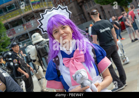 Manchester, Großbritannien. 28. Juli 2018 - Unter fester Sicherheit als Reaktion auf die jüngsten Ereignisse in Manchester, Manchester Central öffnete seine Türen für die Manchester Comic. Con. Besonderes Augenmerk wurde auf die "Waffen", die die 100 Super Heroes Fans brachten einen Tag Spaß haben, einige neue Comics zu kaufen und zu sehen und haben Fotos mit Ihrem Liebling Akteure übernommen und hören ihnen zu, wie sie in einem der vielen Stadien Credit: John Hopkins/Alamy Leben Nachrichten befragt wurden. Stockfoto