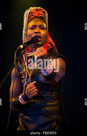 WOMAD-Festival, Charlton Park, Wiltshire, UK. 28. Juli 2018. Dobet Gnahore, von der Cote d'Ivoire, führt live im Siam Zelt bei WOMAD. Credit: Francesca Moore/Alamy leben Nachrichten Stockfoto