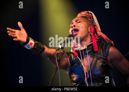 WOMAD-Festival, Charlton Park, Wiltshire, UK. 28. Juli 2018. Dobet Gnahore, von der Cote d'Ivoire, führt live im Siam Zelt bei WOMAD. Credit: Francesca Moore/Alamy leben Nachrichten Stockfoto