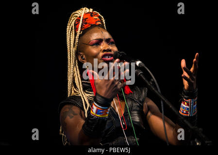 WOMAD-Festival, Charlton Park, Wiltshire, UK. 28. Juli 2018. Dobet Gnahore, von der Cote d'Ivoire, führt live im Siam Zelt bei WOMAD. Credit: Francesca Moore/Alamy leben Nachrichten Stockfoto