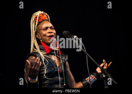 WOMAD-Festival, Charlton Park, Wiltshire, UK. 28. Juli 2018. Dobet Gnahore, von der Cote d'Ivoire, führt live im Siam Zelt bei WOMAD. Credit: Francesca Moore/Alamy leben Nachrichten Stockfoto