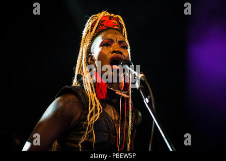 WOMAD-Festival, Charlton Park, Wiltshire, UK. 28. Juli 2018. Dobet Gnahore, von der Cote d'Ivoire, führt live im Siam Zelt bei WOMAD. Credit: Francesca Moore/Alamy leben Nachrichten Stockfoto