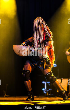 WOMAD-Festival, Charlton Park, Wiltshire, UK. 28. Juli 2018. Dobet Gnahore, von der Cote d'Ivoire, führt live im Siam Zelt bei WOMAD. Credit: Francesca Moore/Alamy leben Nachrichten Stockfoto