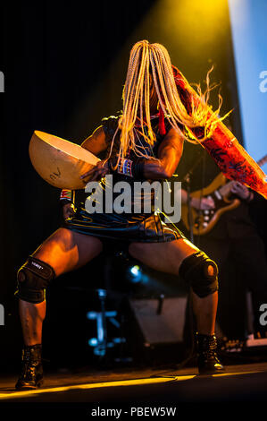 WOMAD-Festival, Charlton Park, Wiltshire, UK. 28. Juli 2018. Dobet Gnahore, von der Cote d'Ivoire, führt live im Siam Zelt bei WOMAD. Credit: Francesca Moore/Alamy leben Nachrichten Stockfoto